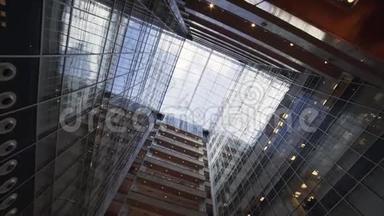 <strong>炫酷</strong>创意城市高层建筑，带玻璃立面和阳台..